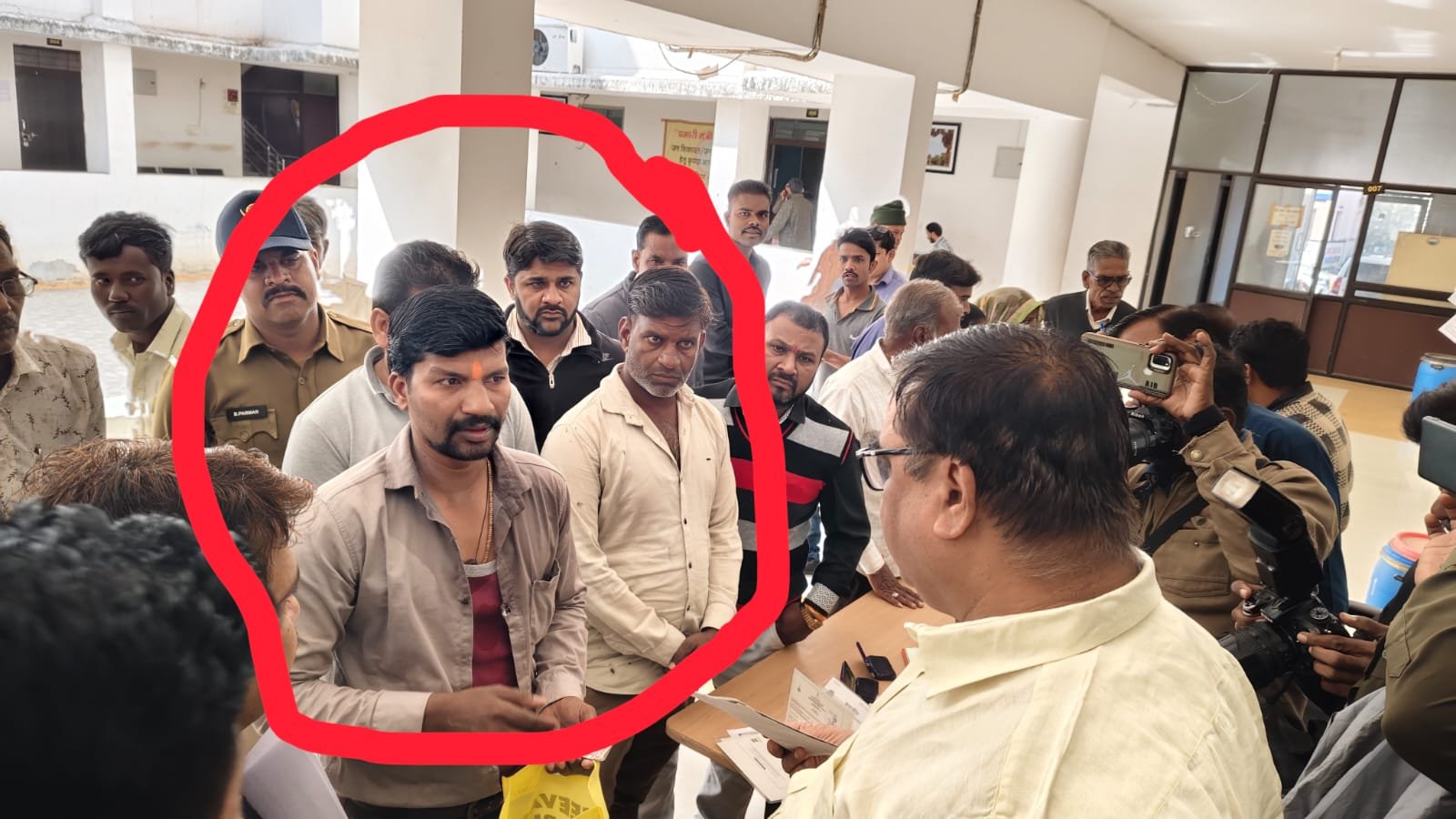 राशन कार्ड नहीं बनने से नाराज एक व्यक्ति ने आज (जनसुनवाई)कलेक्ट्रेट में पेट्रोल डालकर आग लगाने की कोशिश की। 