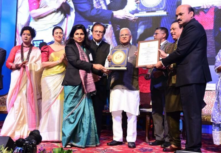 कलेक्टर श्री बाथम तथा अपर कलेक्टर श्रीवास्तव राज्यपाल द्वारा सम्मानित किए गए