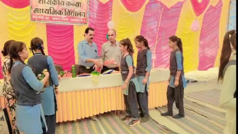 आठवीं की छात्राओं के लिए बिदाई समारोह आयोजित किया।*